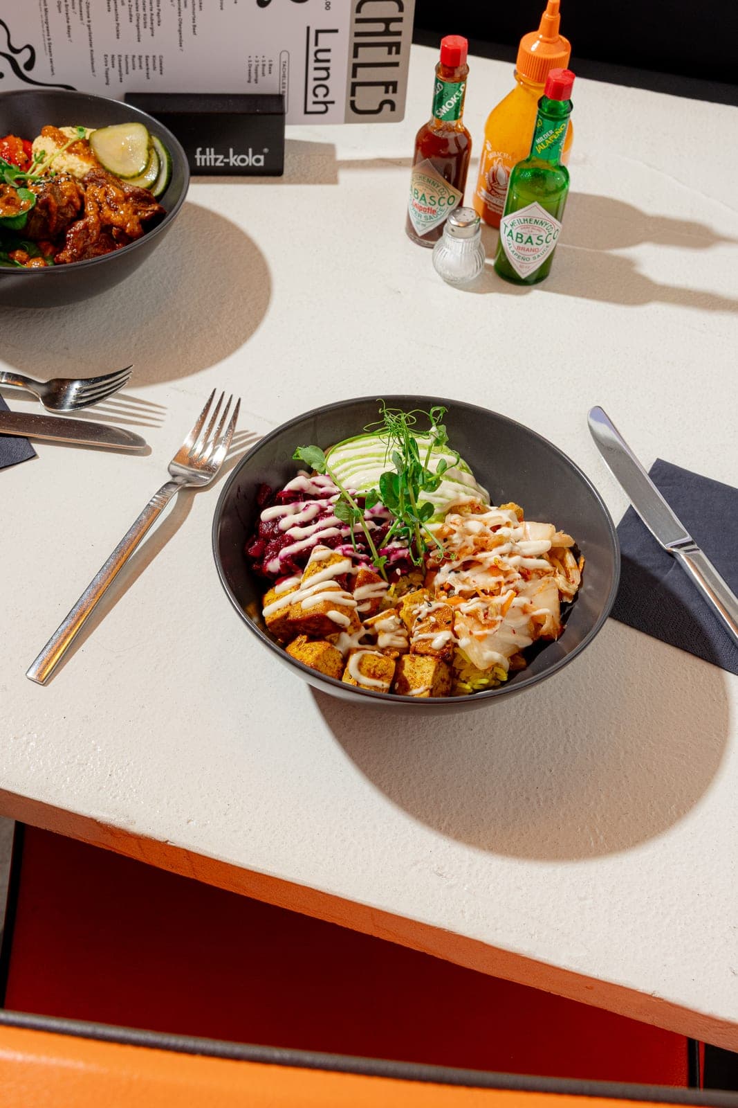 Bunte Tacheles Bowl mit Microgreens
