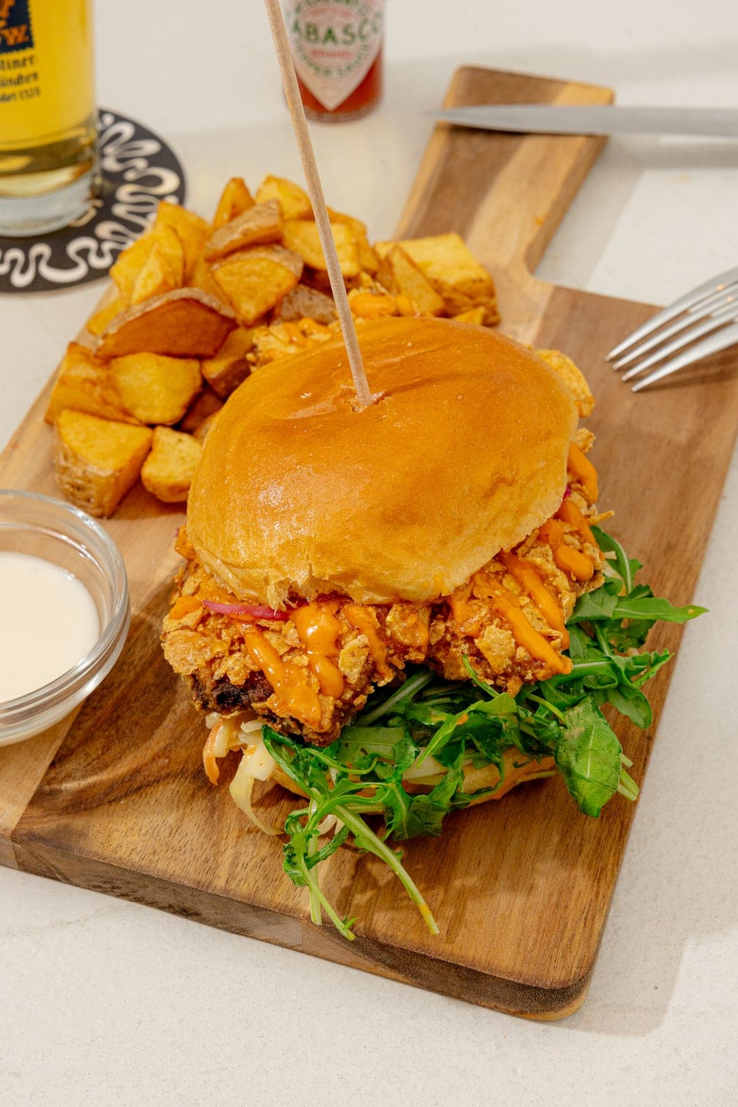 Crispy Chicken Burger mit Kartoffelspalten