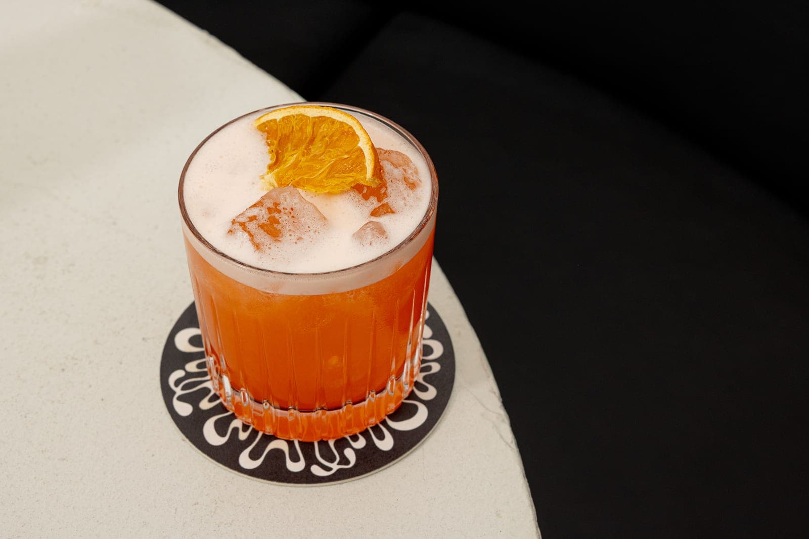 Tacheles Signature-Drink mit getrockneter Orange