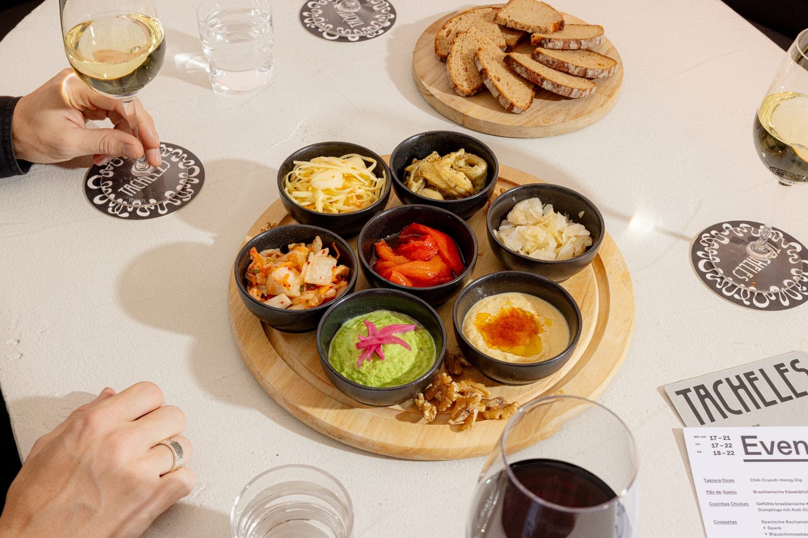 Sharing-Board mit Kimchi, Hummus, Sauerkraut und Brot