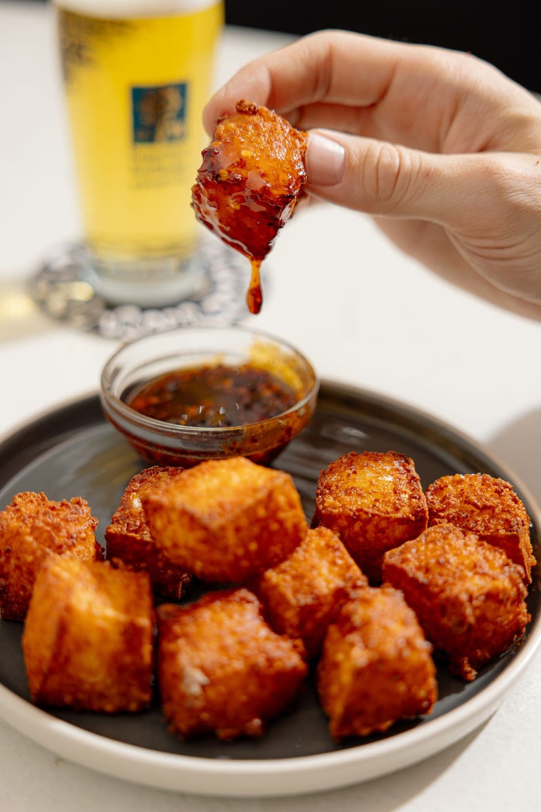 Tapioca Dices mit Chili-Crunch-Honig-Dip
